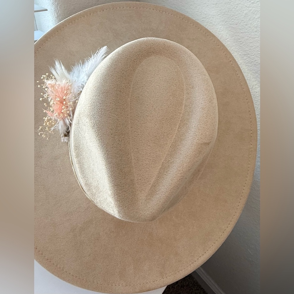 NEW not worn adjustable Light Cream Tan Wide Brim Fedora with Cream Trim